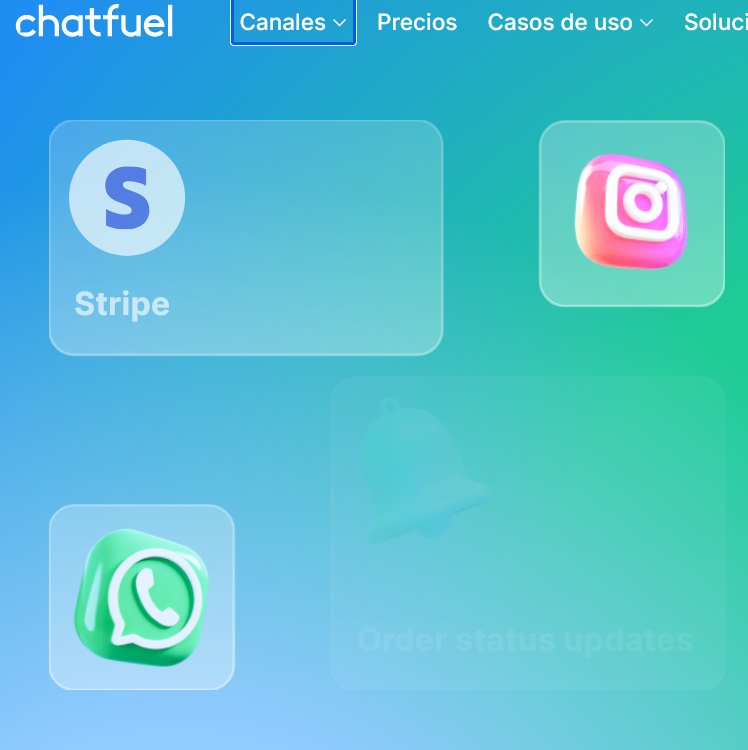 Es una captura de pantalla de la web de Chatfuel, en la que se ven logos de aplicaciones como Instagram y WhatsApp sobre un fondo azul verdoso degradado